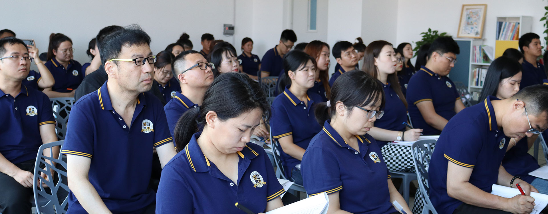 阿拉伯女人吸吮鸡巴网址